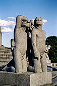 Oslo, Norvegia.Parco Vigeland. Uno dei gruppi scultorei realizzati sulla scalinata su cui sorge il famoso monolito.